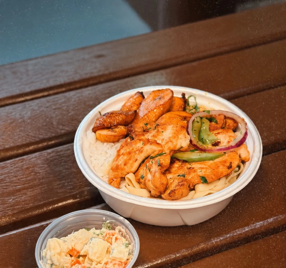 Marmita real do MAWI com frango grelhado, arroz, macarrão e salada de maionese